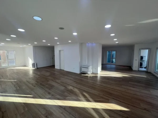 Tirane, jepet me qera ambjent biznesi Kati 3, 170 m² 2.300 € (Rr. e Elbasanit)