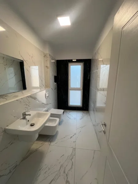 Tirane, jepet me qera ambjent biznesi Kati 2, 170 m² 2.300 € (Rruga e Elbasanit)