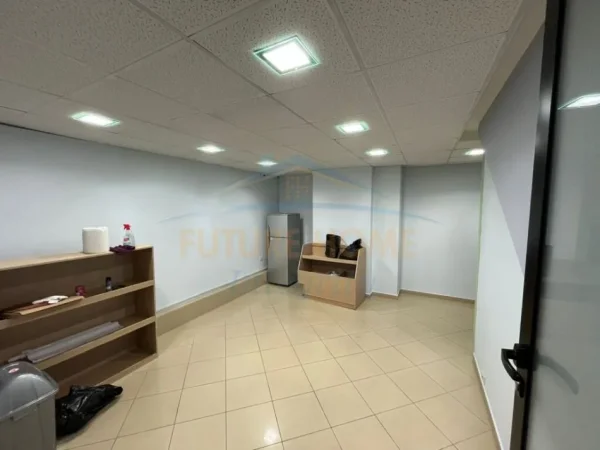 Tirane, jepet me qera ambjent biznesi Kati 0, 120 m² 1.000 € (Rruga e Elbasanit)