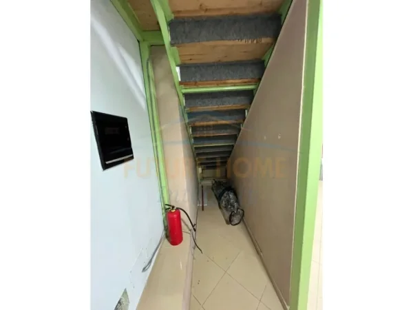 Tirane, jepet me qera ambjent biznesi Kati 0, 120 m² 1.000 € (Rruga e Elbasanit)