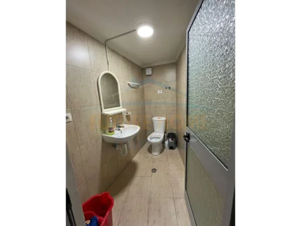 Tirane, jepet me qera ambjent biznesi Kati 0, 120 m² 1.000 € (Rruga e Elbasanit)