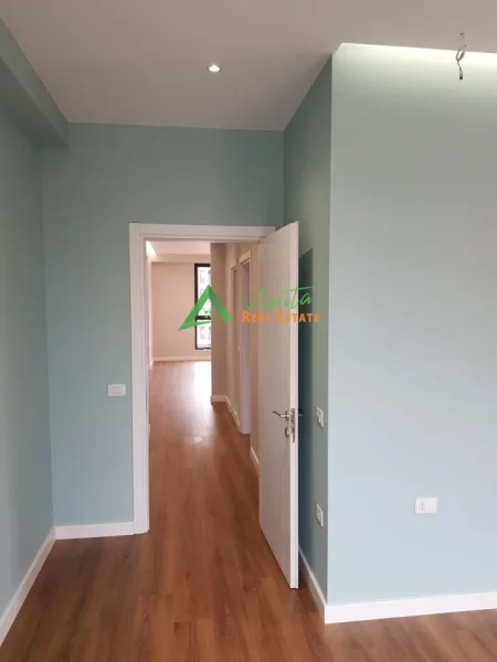 Tirane, jepet me qera zyre Kati 4, 112 m² 1.000 € (Rruga e Barrrikadave)