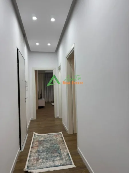 Tirane, jepet me qera apartament 2+1+Ballkon Kati 2, 93 m² 60 000 Leke (Ish Sheshi Shqiponja)