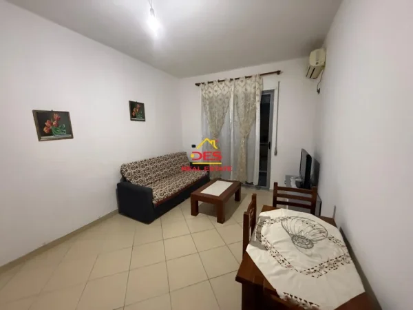 Vlore, jepet me qera apartament 1+1+Ballkon Kati 6, 70 m² 300 € (Rruga Çajupi)