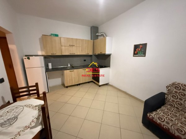 Vlore, jepet me qera apartament 1+1+Ballkon Kati 6, 70 m² 300 € (Rruga Çajupi)