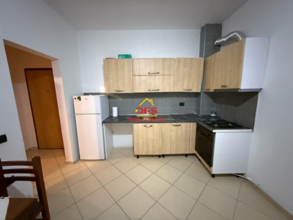 Vlore, jepet me qera apartament 1+1+Ballkon Kati 6, 70 m² 300 € (Rruga Çajupi)