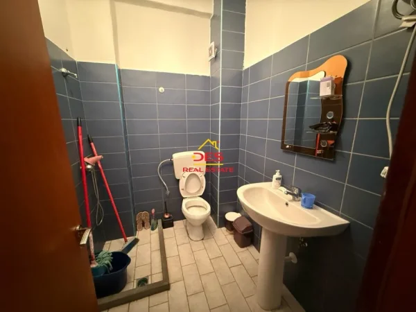 Vlore, jepet me qera apartament 1+1+Ballkon Kati 6, 70 m² 300 € (Rruga Çajupi)