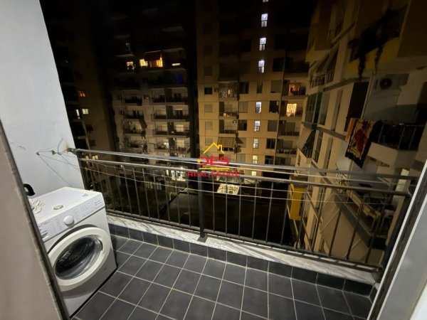 Vlore, jepet me qera apartament 1+1+Ballkon Kati 6, 70 m² 300 € (Rruga Çajupi)