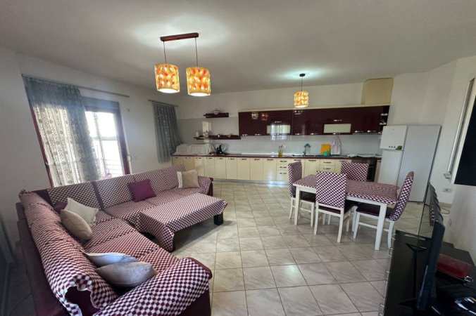 Tirane, jepet me qera apartament 2+1+Ballkon Kati 4, 140 m² 500 € (rruga Kastriotet)
