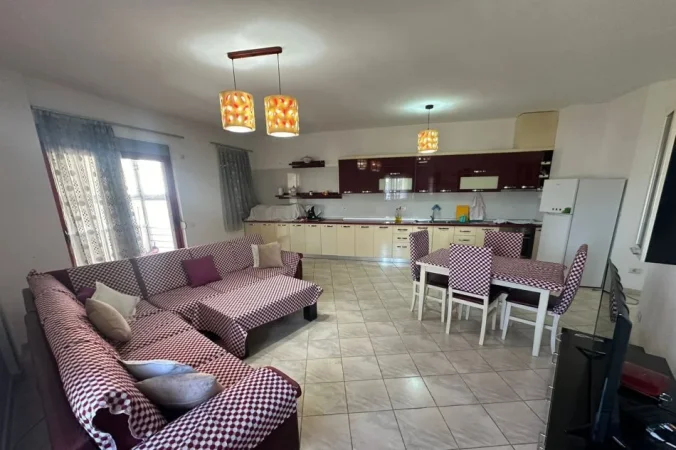 Tirane, jepet me qera apartament 2+1+Ballkon Kati 4, 140 m² 500 € (rruga Kastriotet)