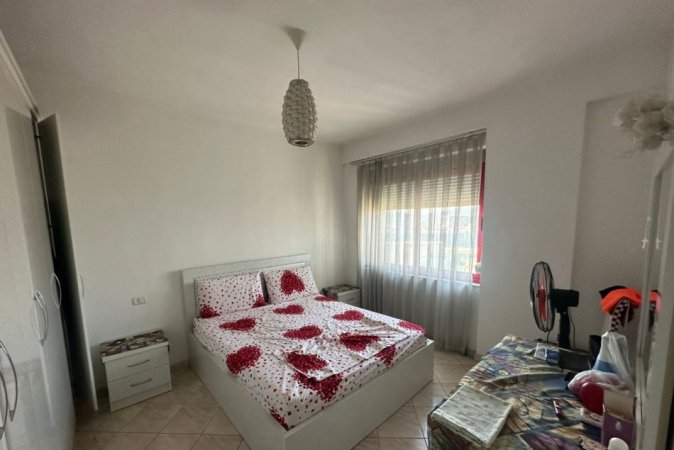 Tirane, jepet me qera apartament 2+1+Ballkon Kati 4, 140 m² 500 € (rruga Kastriotet)