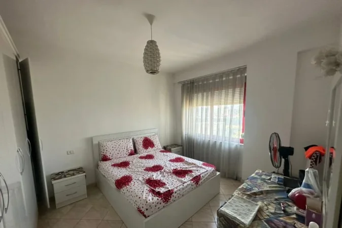 Tirane, jepet me qera apartament 2+1+Ballkon Kati 4, 140 m² 500 € (rruga Kastriotet)