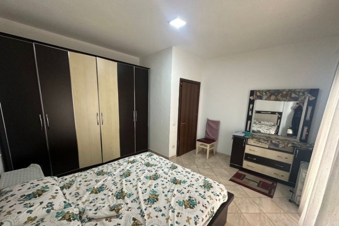 Tirane, jepet me qera apartament 2+1+Ballkon Kati 4, 140 m² 500 € (rruga Kastriotet)