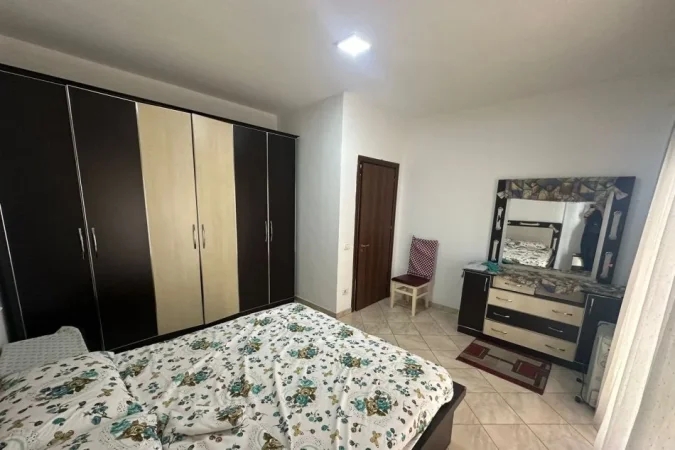 Tirane, jepet me qera apartament 2+1+Ballkon Kati 4, 140 m² 500 € (rruga Kastriotet)