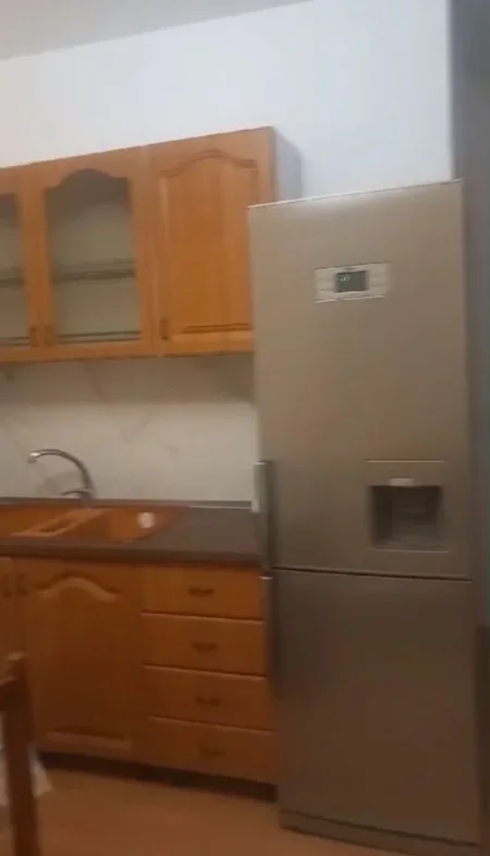 Tirane, jepet me qera shtepi 1+1 Kati 1, 55 m² 400 € (rruga Nikolla Nishku)