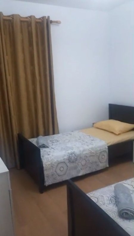Tirane, jepet me qera shtepi 1+1 Kati 1, 55 m² 400 € (rruga Nikolla Nishku)