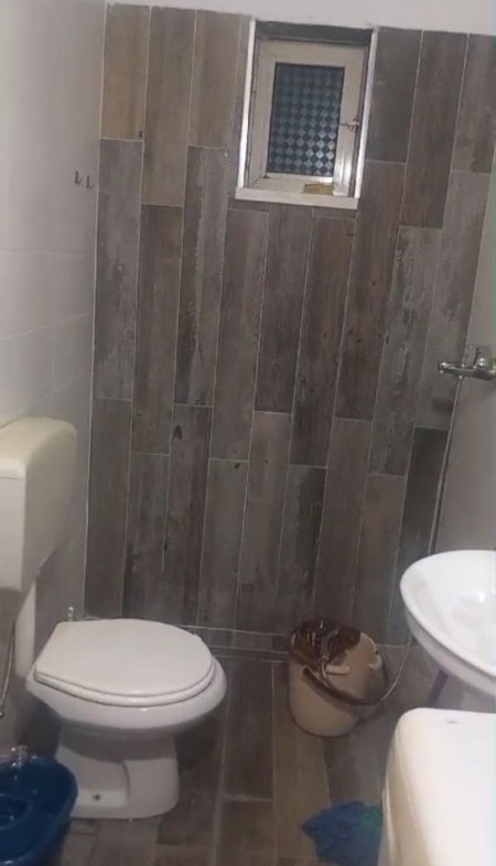 Tirane, jepet me qera shtepi 1+1 Kati 1, 55 m² 400 € (rruga Nikolla Nishku)