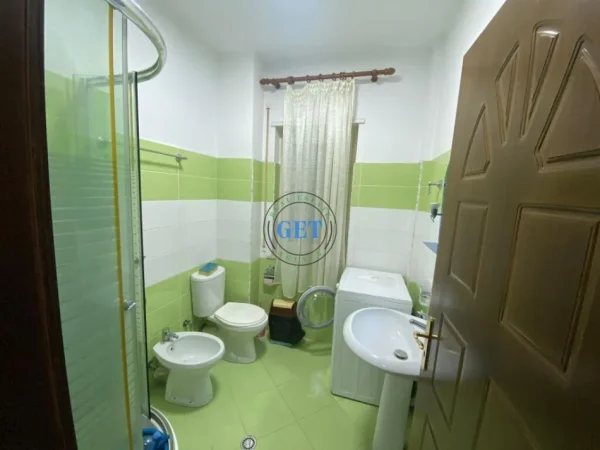 Durres, jepet me qera apartament 1+1+Ballkon Kati 3, 70 m² 300 € (Rrota e kuqe plazh ,Durres)