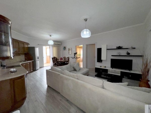 Tirane, jepet me qera apartament 2+1+Ballkon Kati 5, 90 m² 650 € (KOMUNA E PARISIT)