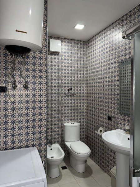 Tirane, jepet me qera apartament 2+1+Ballkon Kati 5, 90 m² 650 € (KOMUNA E PARISIT)