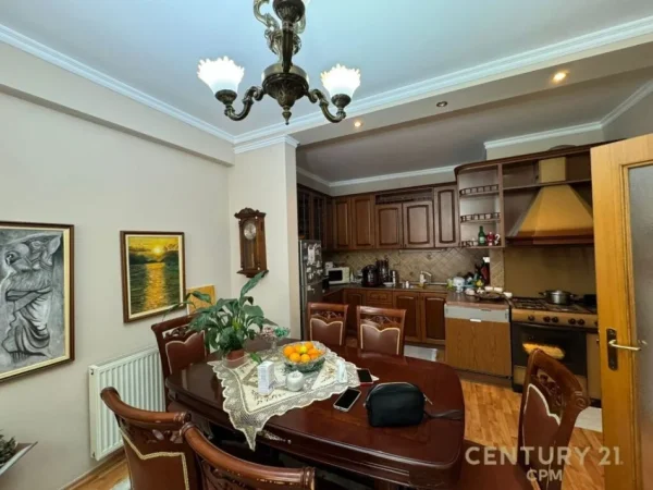 Tirane, shes apartament 2+1+2 , 118 m² 250.000 € (Komuna e Parisit)