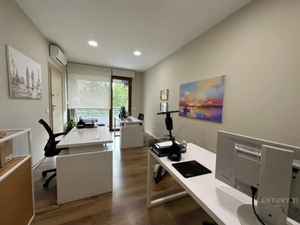 Tirane, jap me qera zyre , 190 m² 3.000 € (Kompleksi Delijorgji)