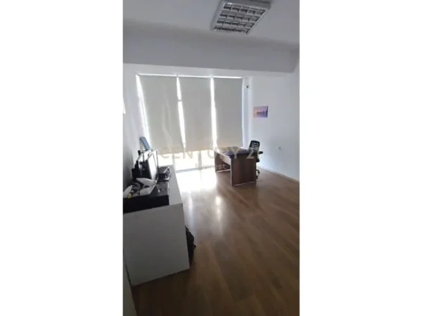 Tirane, jap me qera zyre , 110 m² 1.200 € (Komuna e Parisit)