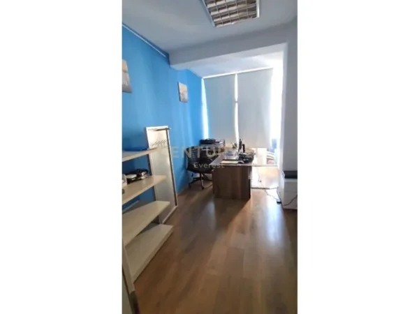 Tirane, jap me qera zyre , 110 m² 1.200 € (Komuna e Parisit)