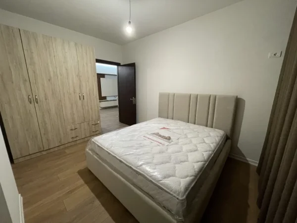 Tirane, jepet me qera 2+1 Kati 4, 70 m² 450 € (Loni Ligori)