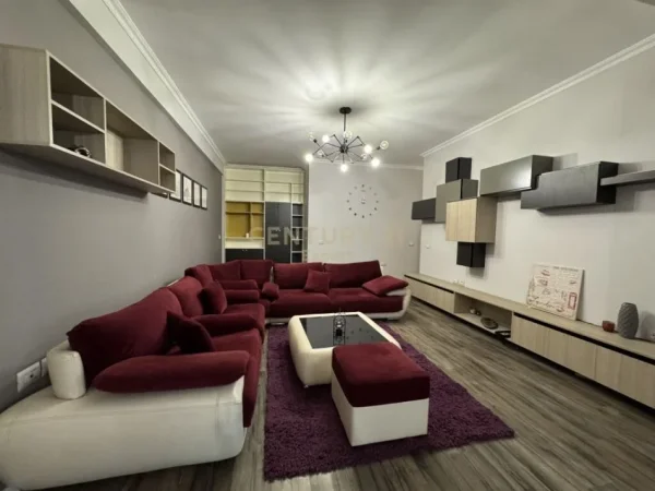Tirane, jap me qera apartament 1+1+VERANDE , 100 m² 650 € (Kodra e Diellit)