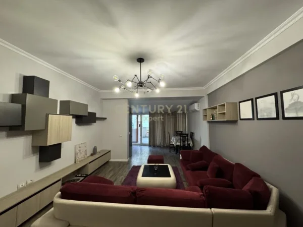 Tirane, jap me qera apartament 1+1+VERANDE , 100 m² 650 € (Kodra e Diellit)
