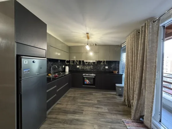 Tirane, jap me qera apartament 1+1+VERANDE , 100 m² 650 € (Kodra e Diellit)