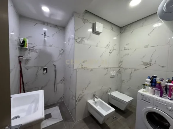 Tirane, jap me qera apartament 1+1+VERANDE , 100 m² 650 € (Kodra e Diellit)