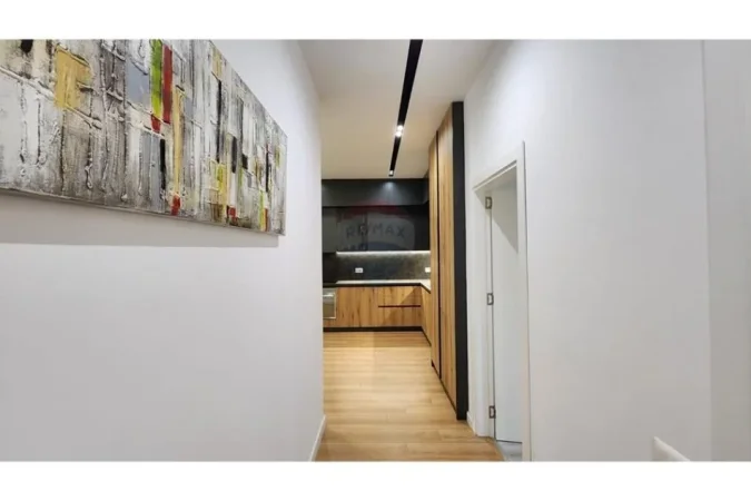 Tirane, jepet me qera apartament 1+1 Kati 8, 85 m² 750 € (21 Dhjetori, Rruga e Kavajes)