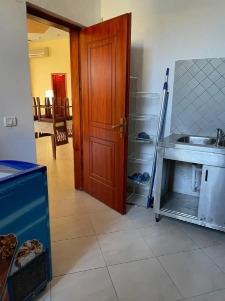 Durres, jepet me qera lokal , 76 m² 700 € (Golem)