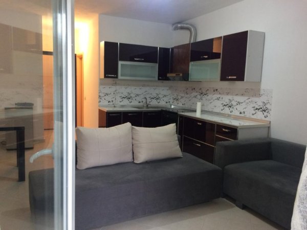 Tirane, jepet me qera apartament 1+1+Aneks+Ballkon Kati 3, 70 m² 400 € (Rruga Bill Klinton, Mbi Kristal Center, Komuna e Parisit)