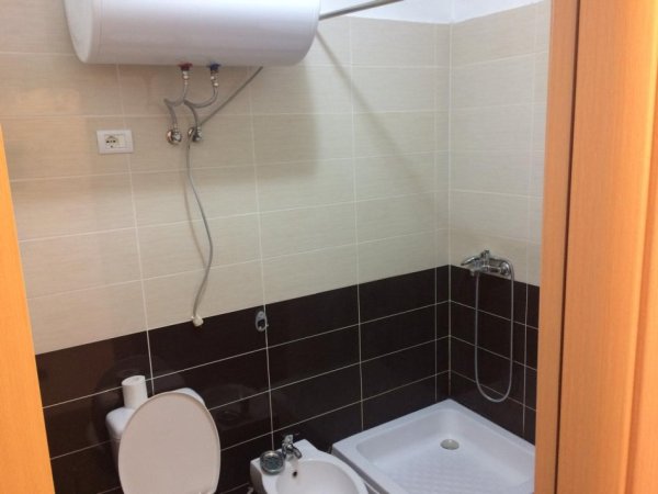 Tirane, jepet me qera apartament 1+1+Aneks+Ballkon Kati 3, 70 m² 400 € (Rruga Bill Klinton, Mbi Kristal Center, Komuna e Parisit)
