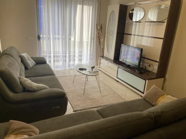 Tirane, jepet me qera apartament 3+1 Kati 2, 120 m² 800 € (QENDER)