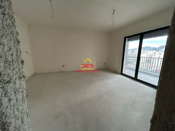 Vlore, shitet apartament 2+1+Ballkon Kati 6, 87 m² 121.800 € (Rruga Gjergj Kastrioti)