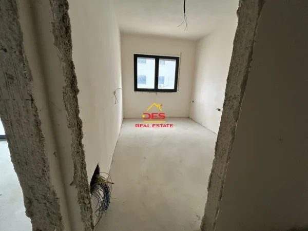 Vlore, shitet apartament 2+1+Ballkon Kati 6, 87 m² 121.800 € (Rruga Gjergj Kastrioti)