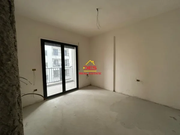 Vlore, shitet apartament 2+1+Ballkon Kati 6, 87 m² 121.800 € (Rruga Gjergj Kastrioti)