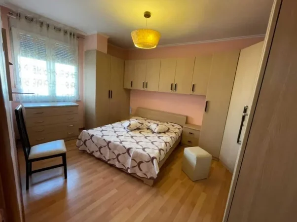 Tirane, jepet me qera apartament 1+1+Ballkon Kati 4, 65 m² 450 € (rruga e elbasani)
