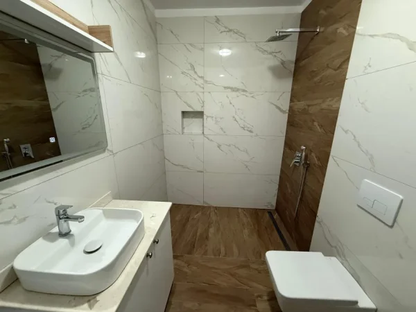 Tirane, shes apartament 2+1+Ballkon Kati 2, 117 m² 156.000 € (YZBERISHT)