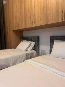 Tirane, jepet me qera apartament 1+1+Ballkon Kati 2, 60 m² 500 € (rruga Sabaudin Gabrani)