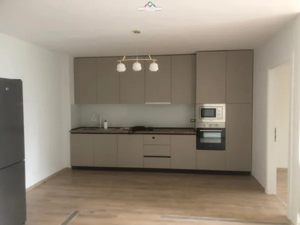 Tirane, jepet me qera zyre Kati 5, 138 m² 1.300 € (fusha e aviacionit)