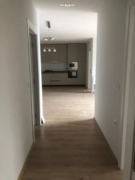 Tirane, jepet me qera zyre Kati 5, 138 m² 1.300 € (fusha e aviacionit)