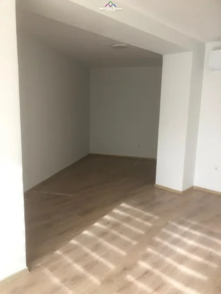Tirane, jepet me qera zyre Kati 5, 138 m² 1.300 € (fusha e aviacionit)