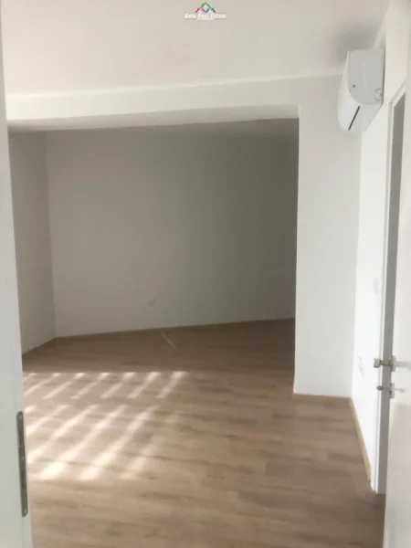 Tirane, jepet me qera zyre Kati 5, 138 m² 1.300 € (fusha e aviacionit)