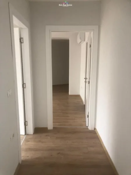 Tirane, jepet me qera zyre Kati 5, 138 m² 1.300 € (fusha e aviacionit)