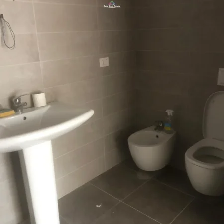 Tirane, jepet me qera zyre Kati 5, 138 m² 1.300 € (fusha e aviacionit)